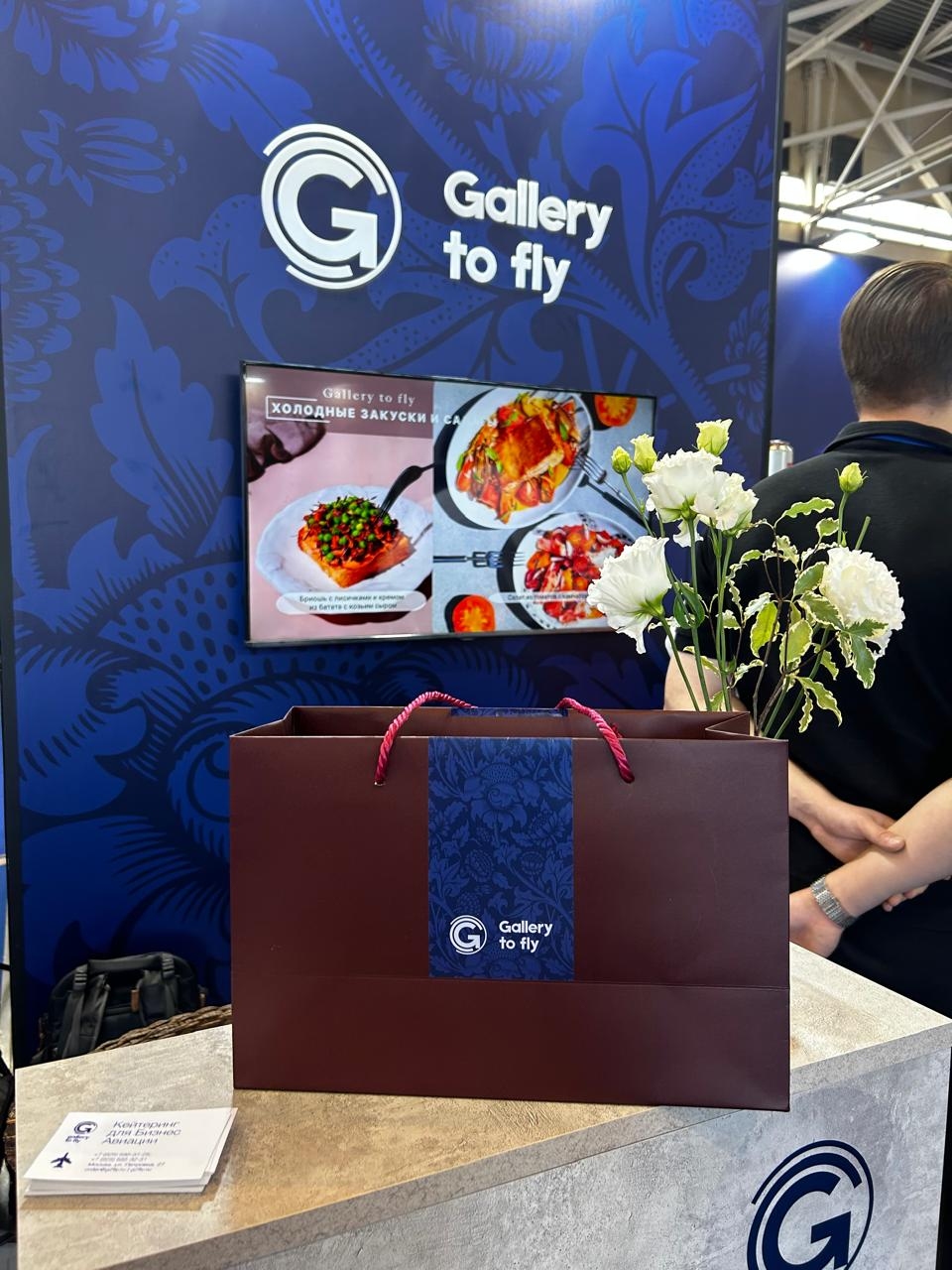 Логотип из белого оргстекла лазерной резкой