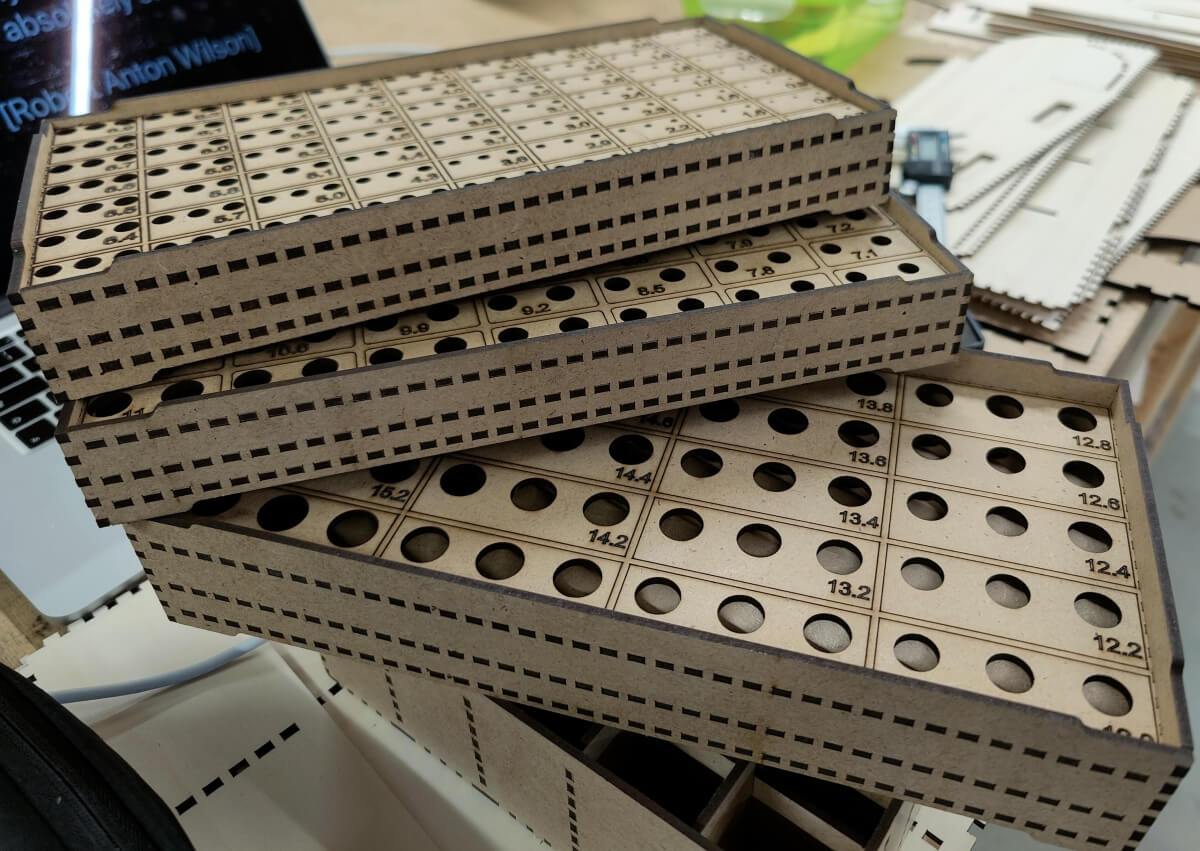 Несколько коробок для сверл