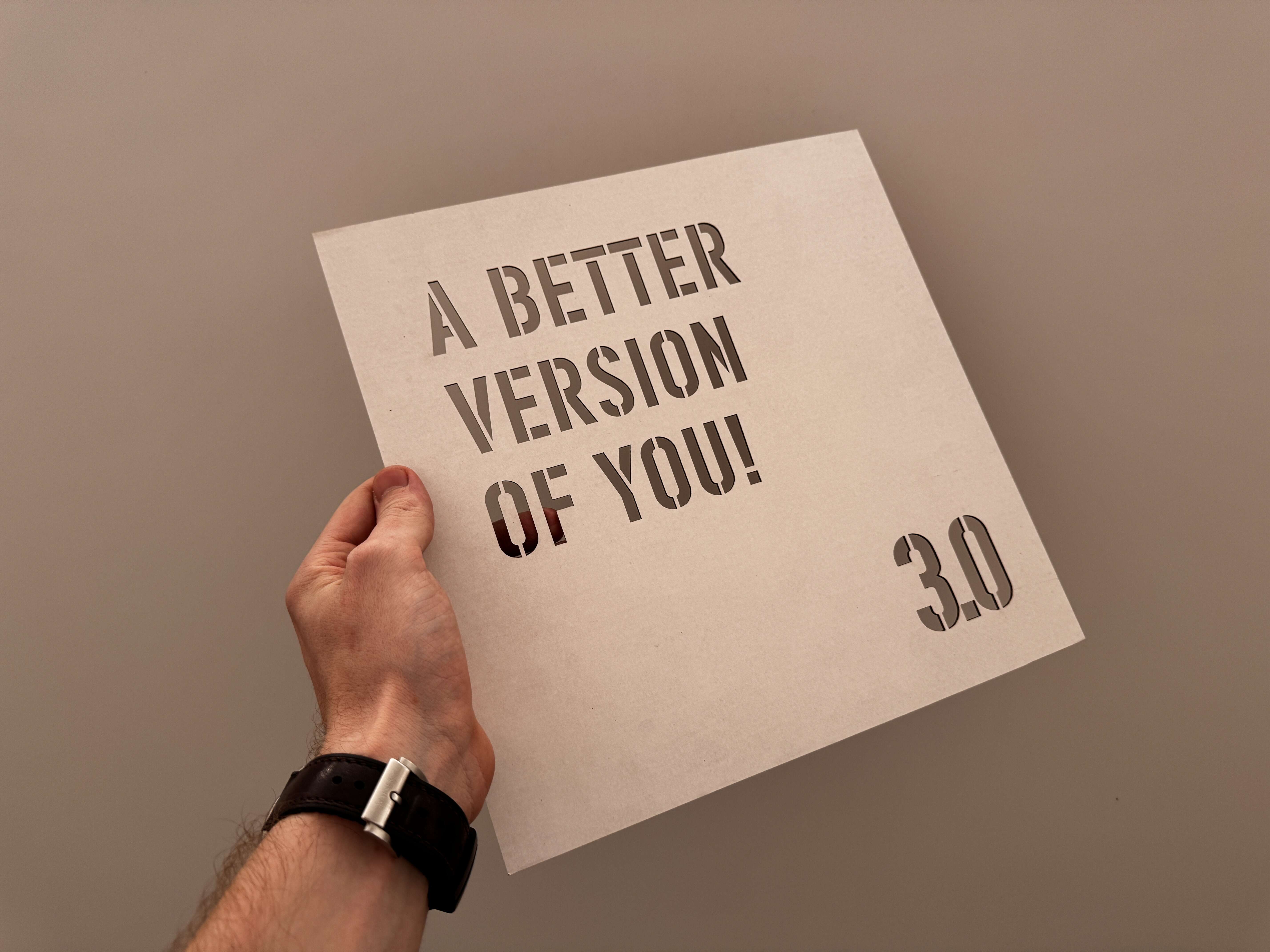 Лазерная резка картона - крышка белой коробки