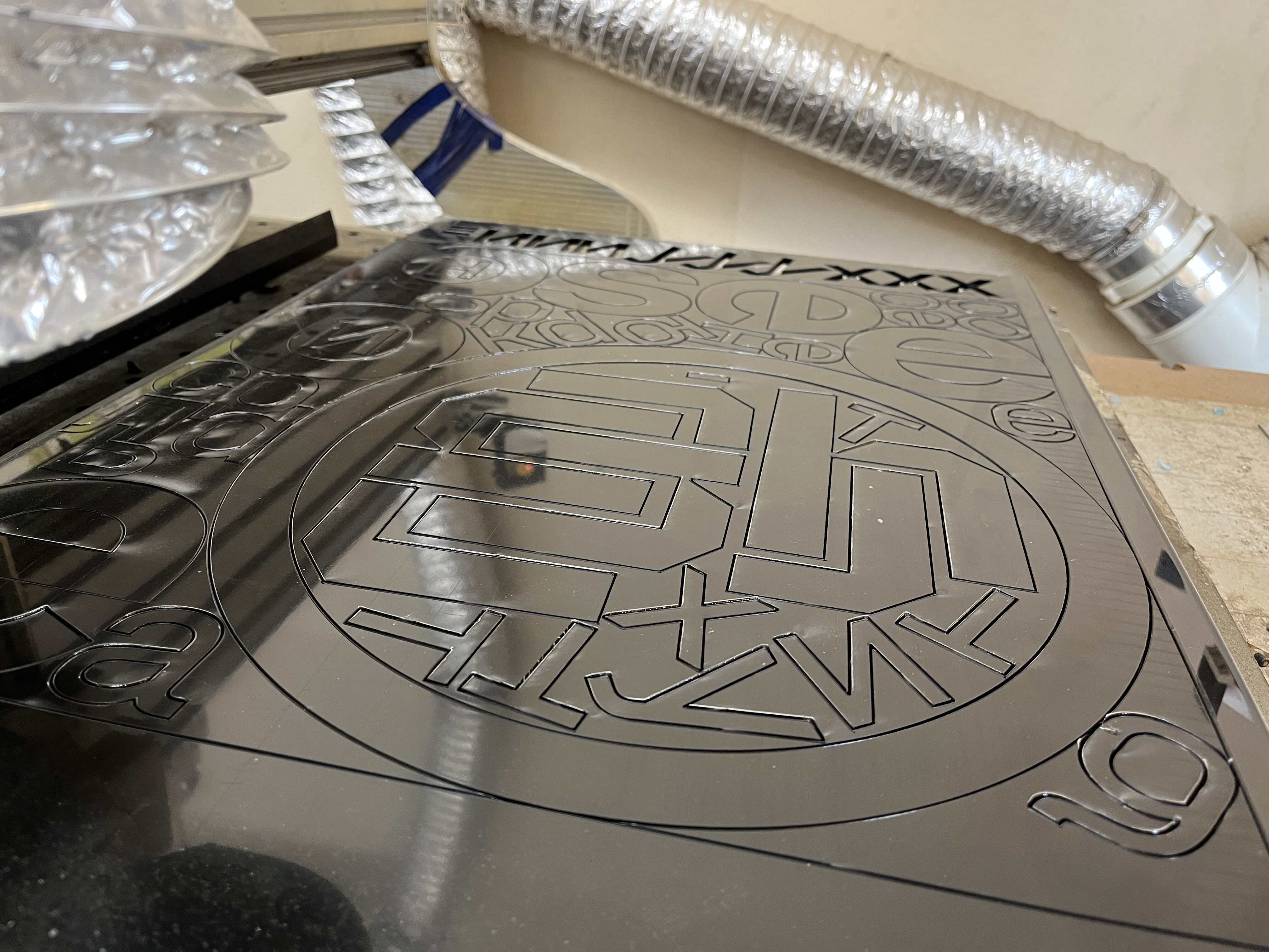 Лазерная резка полистирола - буквы для логотипа